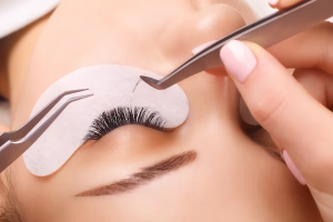 who does lash extensions